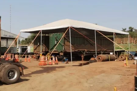 Como manter produtividade em obras durante chuva e sol intenso
